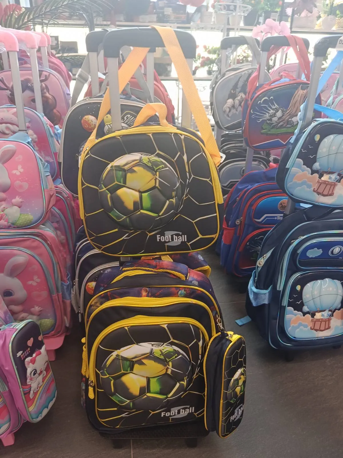 rucsac școlar pe roți minje de fotbal