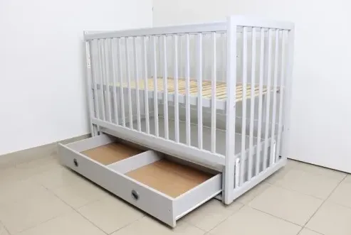 Pătuț Kuzya Sofia Gri pe balansoar cu sertar Pătuț Kuzya Sofia Gri pe balansoar cu sertar