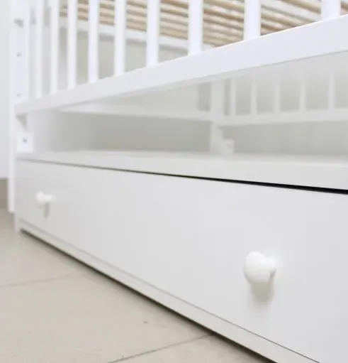 Pătuț Kuzya Urs Alb pe balansoar cu sertar Pătuț Kuzya Urs Alb pe balansoar cu sertar