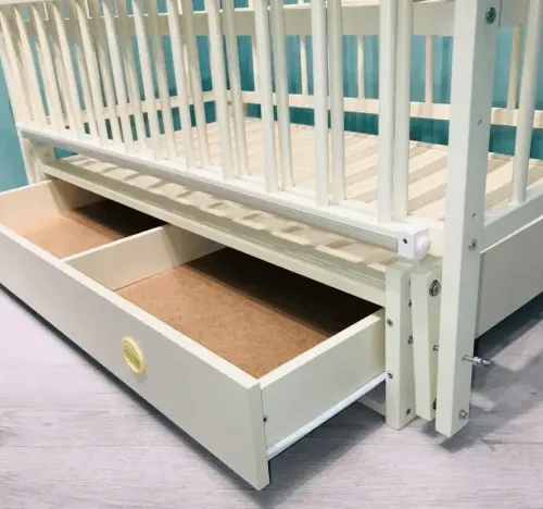 Patut Kuzya Anghelina Ivory pe balansoar cu sertar Patut Kuzya Anghelina Ivory pe balansoar cu sertar