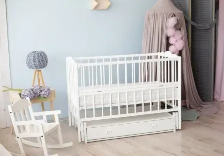 Patut Kuzya Anghelina Alb pe balansoar cu sertar Patut Kuzya Anghelina Alb pe balansoar cu sertar