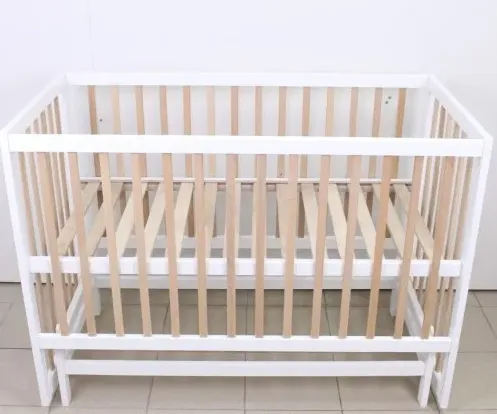 Pătuț Kuzya Sofia Alb Natur pe balansoar