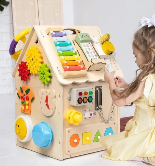 Busyboard Casă distractivă cu volan, cod 61673 Busyboard Casă distractivă cu volan, cod 61673