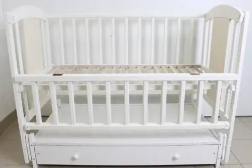 Pătuț Kuzya Iepuraș Alb pe balansoar cu sertar Pătuț Kuzya Iepuraș Alb pe balansoar cu sertar