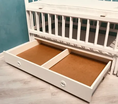 Patut Kuzya Anghelina Alb pe balansoar cu sertar Patut Kuzya Anghelina Alb pe balansoar cu sertar