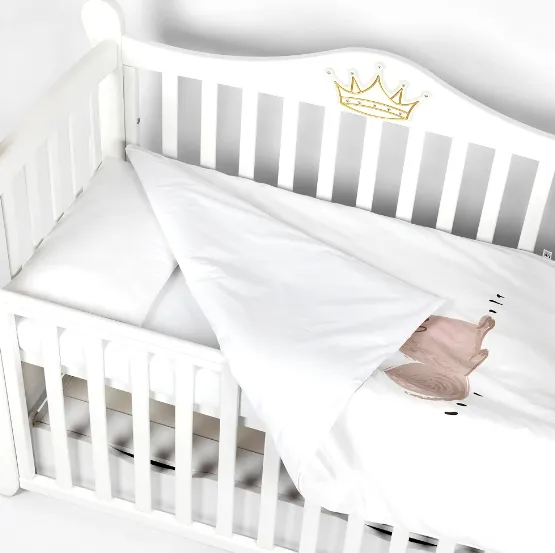 Lenjerie de pătuț PM Premium Iepuraș Roz (3 piese), 120x60 cm Lenjerie de pătuț PM Premium Iepuraș Roz (3 piese), 120x60 cm