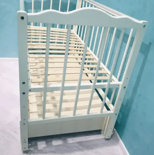 Patut Kuzya Anghelina Ivory pe balansoar cu sertar Patut Kuzya Anghelina Ivory pe balansoar cu sertar