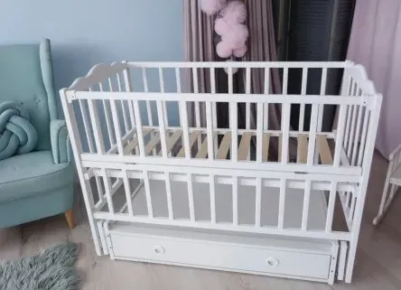 Patut Kuzya Anghelina Alb pe balansoar cu sertar Patut Kuzya Anghelina Alb pe balansoar cu sertar