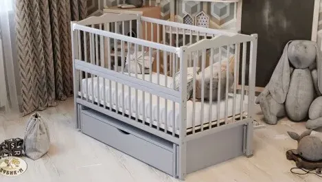 Patut Kuzya Anghelina Gri pe balansoar cu sertar Patut Kuzya Anghelina Gri pe balansoar cu sertar