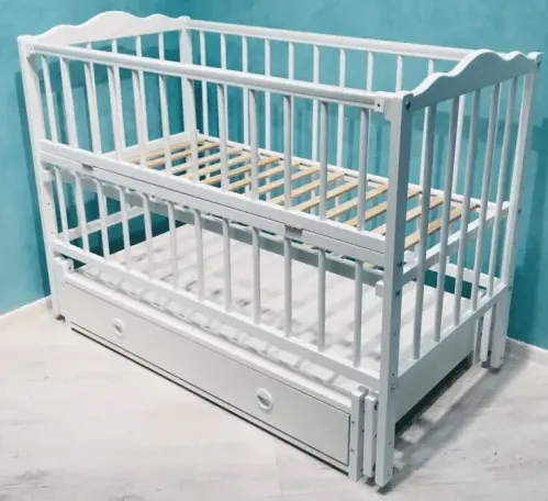 Patut Kuzya Anghelina Alb pe balansoar cu sertar Patut Kuzya Anghelina Alb pe balansoar cu sertar