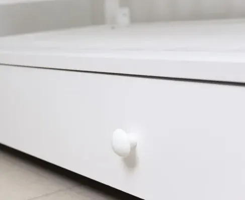 Pătuț Kuzya Iepuraș Alb pe balansoar cu sertar Pătuț Kuzya Iepuraș Alb pe balansoar cu sertar