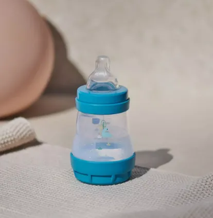 Biberon cu sistem anti-colic din plastic MAM Perfect Start Planet Love Boy, 160 ml Biberon cu sistem anti-colic din plastic MAM Perfect Start Planet Love Boy, 160 ml