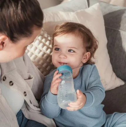 Biberon pentru bebeluși din plastic MAM Easy Active Space Adventure Girl, 330 ml Biberon pentru bebeluși din plastic MAM Easy Active Space Adventure Girl, 330 ml