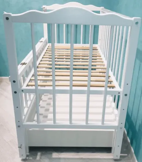 Patut Kuzya Anghelina Alb pe balansoar cu sertar Patut Kuzya Anghelina Alb pe balansoar cu sertar