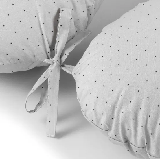 Pernă pentru gravide PM forma-V cu față de pernă Buline Gri, 135 cm Pernă pentru gravide PM forma-V cu față de pernă Buline Gri, 135 cm