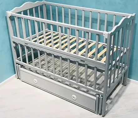 Patut Kuzya Anghelina Gri pe balansoar cu sertar Patut Kuzya Anghelina Gri pe balansoar cu sertar