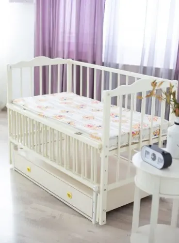 Patut Kuzya Anghelina Ivory pe balansoar cu sertar Patut Kuzya Anghelina Ivory pe balansoar cu sertar