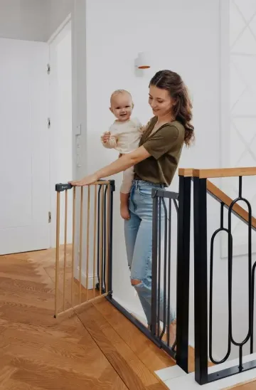 Poartă de siguranță Lionelo Truus Slim Gri Graphite, 75-105 cm Poartă de siguranță Lionelo Truus Slim Gri Graphite, 75-105 cm