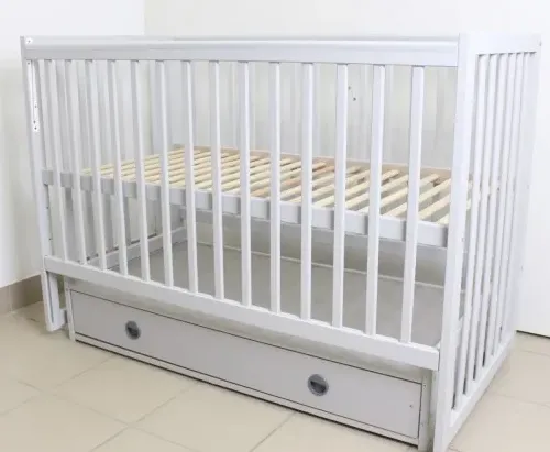 Pătuț Kuzya Sofia Gri pe balansoar cu sertar Pătuț Kuzya Sofia Gri pe balansoar cu sertar