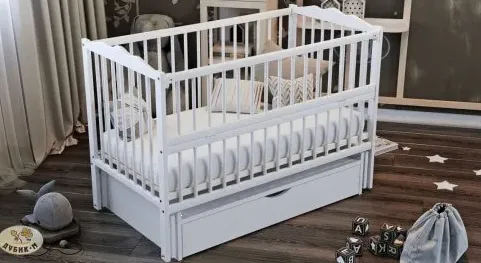 Patut Kuzya Anghelina Alb pe balansoar cu sertar Patut Kuzya Anghelina Alb pe balansoar cu sertar