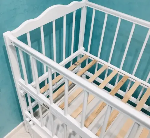 Patut Kuzya Anghelina Alb pe balansoar cu sertar Patut Kuzya Anghelina Alb pe balansoar cu sertar