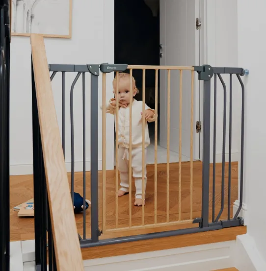 Poarta de siguranta Lionelo Truus Slim White Natural, 75-105 cm Poarta de siguranta Lionelo Truus Slim White Natural, 75-105 cm