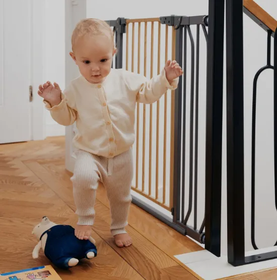 Poarta de siguranta Lionelo Truus Slim White Natural, 75-105 cm Poarta de siguranta Lionelo Truus Slim White Natural, 75-105 cm