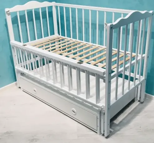 Patut Kuzya Anghelina Alb pe balansoar cu sertar Patut Kuzya Anghelina Alb pe balansoar cu sertar