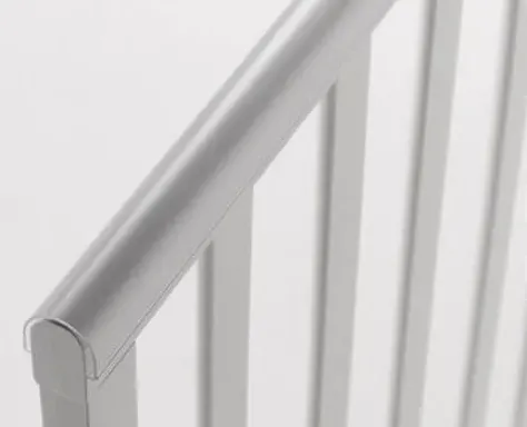 Patut Kuzya Anghelina Alb pe balansoar cu sertar Patut Kuzya Anghelina Alb pe balansoar cu sertar