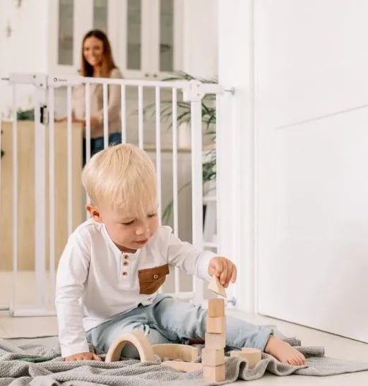 Poarta de siguranta Lionelo Truus Slim LED White, 75-105 cm Poarta de siguranta Lionelo Truus Slim LED White, 75-105 cm