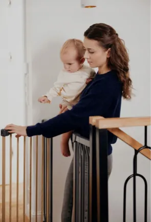 Poartă de siguranță Lionelo Truus Slim Black Carbon Natural, 75-105 cm Poartă de siguranță Lionelo Truus Slim Black Carbon Natural, 75-105 cm