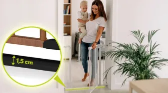 Poartă de siguranță Lionelo Truus Slim Black Carbon Natural, 75-105 cm Poartă de siguranță Lionelo Truus Slim Black Carbon Natural, 75-105 cm