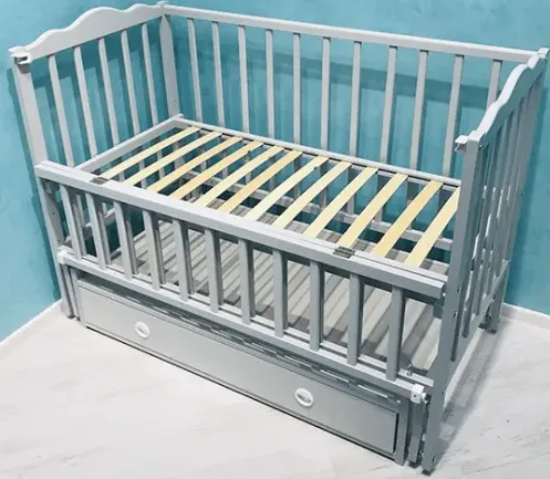 Patut Kuzya Anghelina Gri pe balansoar cu sertar Patut Kuzya Anghelina Gri pe balansoar cu sertar