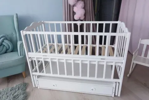 Patut Kuzya Anghelina Alb pe balansoar cu sertar Patut Kuzya Anghelina Alb pe balansoar cu sertar