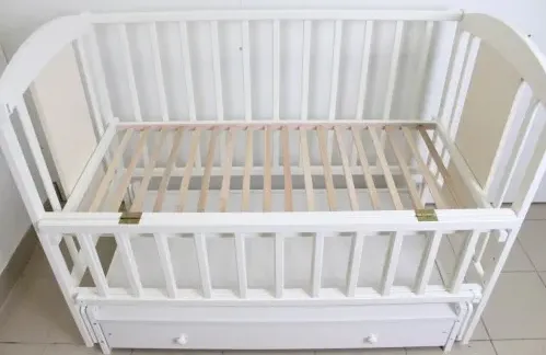 Pătuț Kuzya Iepuraș Alb pe balansoar cu sertar Pătuț Kuzya Iepuraș Alb pe balansoar cu sertar