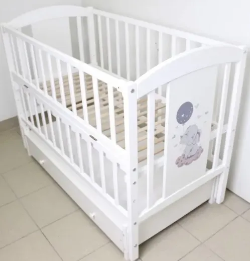 Pătuț Kuzya Elefant Alb pe balansoar cu sertar Pătuț Kuzya Elefant Alb pe balansoar cu sertar