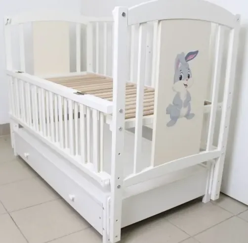 Pătuț Kuzya Iepuraș Alb pe balansoar cu sertar Pătuț Kuzya Iepuraș Alb pe balansoar cu sertar