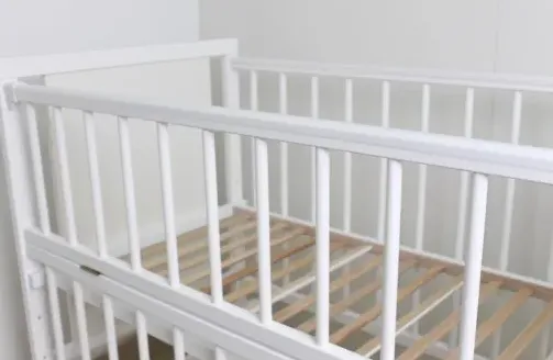 Patut Kuzya Urs Alb pe balansoar Patut Kuzya Urs Alb pe balansoar